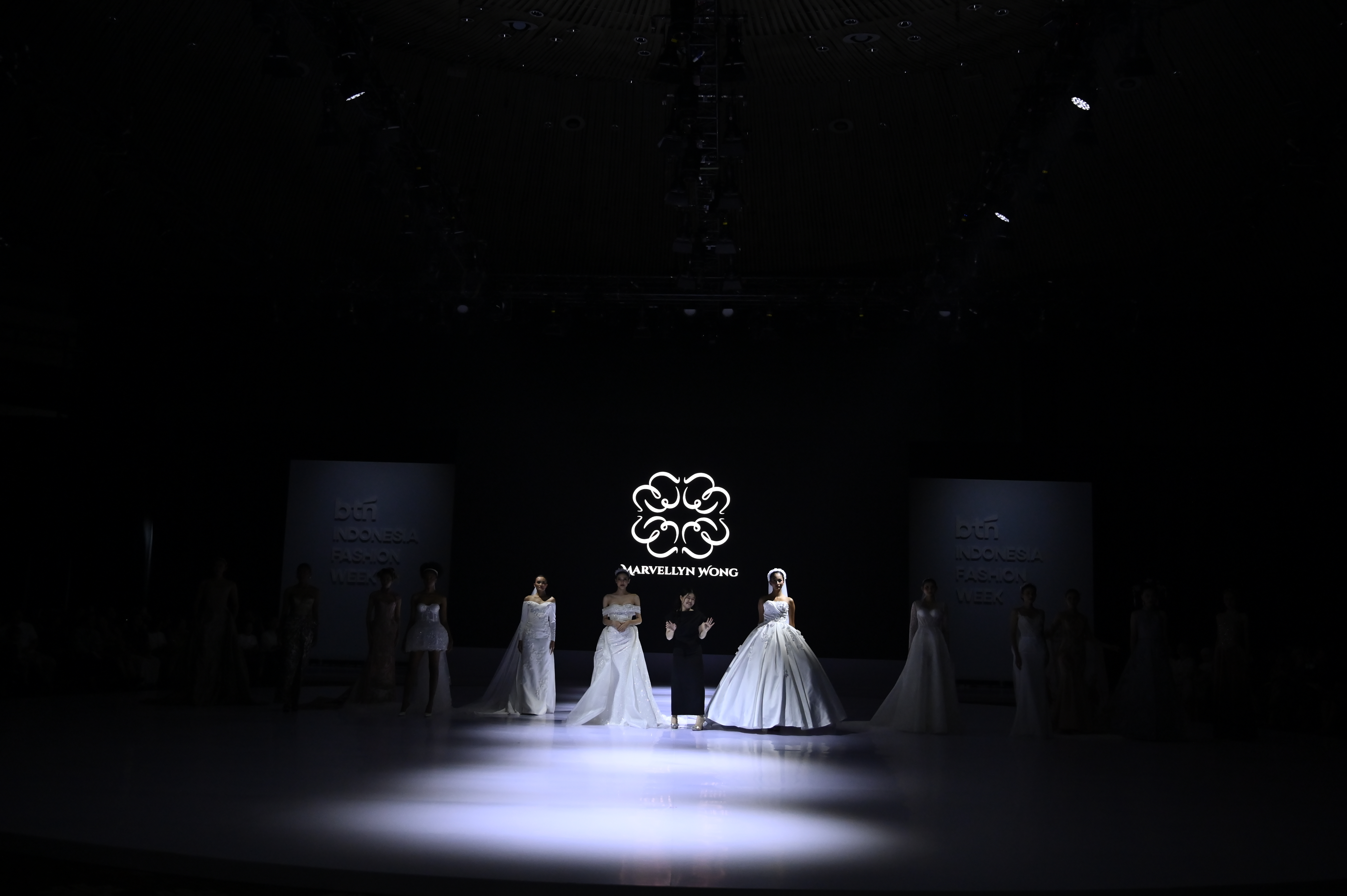 Marvellyn Wong is making debut in professional fashion industry at Indonesia Fashion Week with theme The Daughters of Eve the called Iridescent