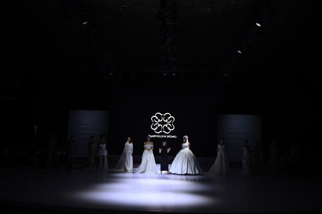 Marvellyn Wong is making debut in professional fashion industry at Indonesia Fashion Week with theme The Daughters of Eve the called&nbsp;Iridescent