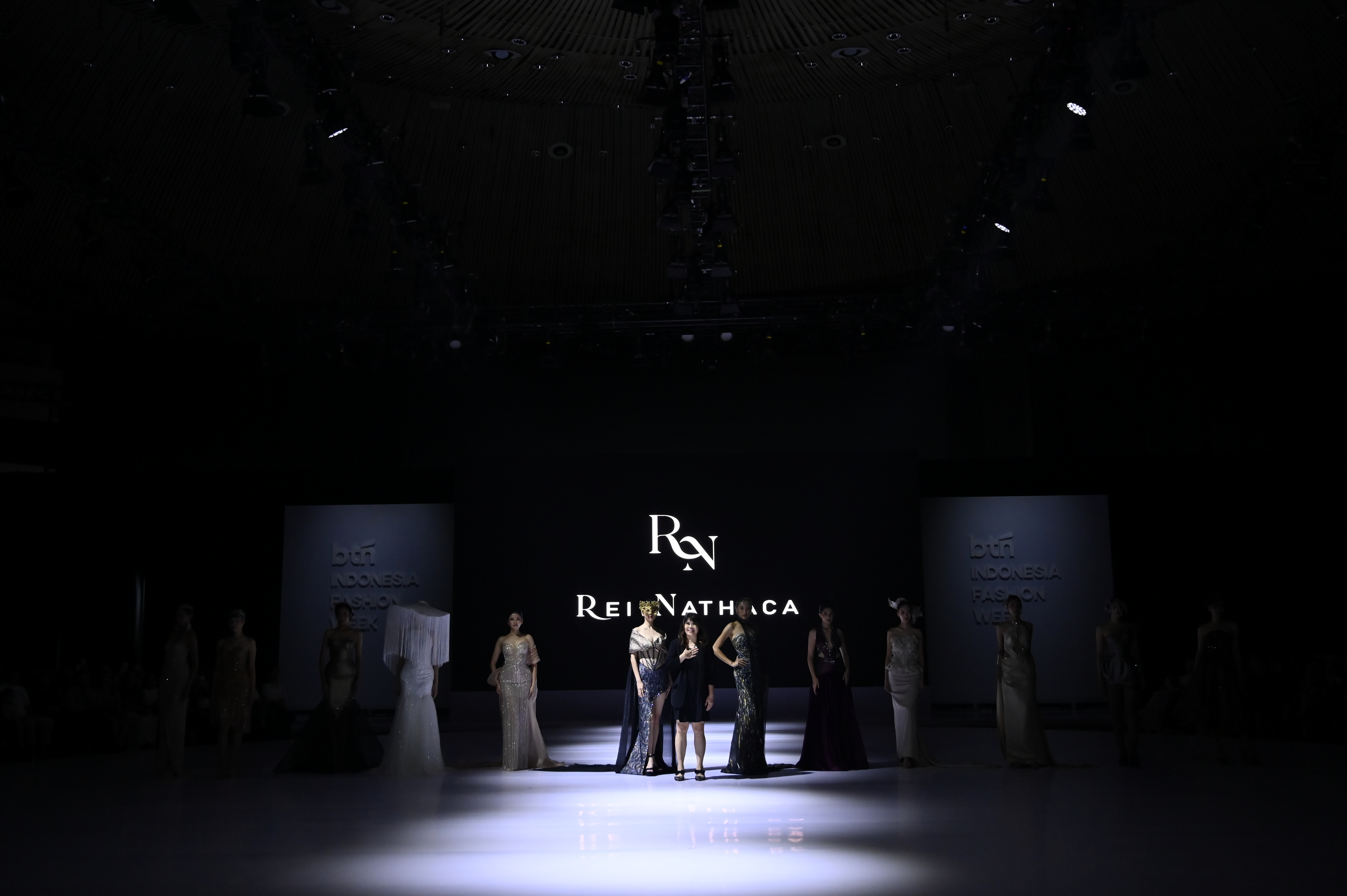 Rei Nathaca hadir sebagai wajah baru dalam industri fashion Indonesia dengan koleksi debut bertajuk “ENIGMA”