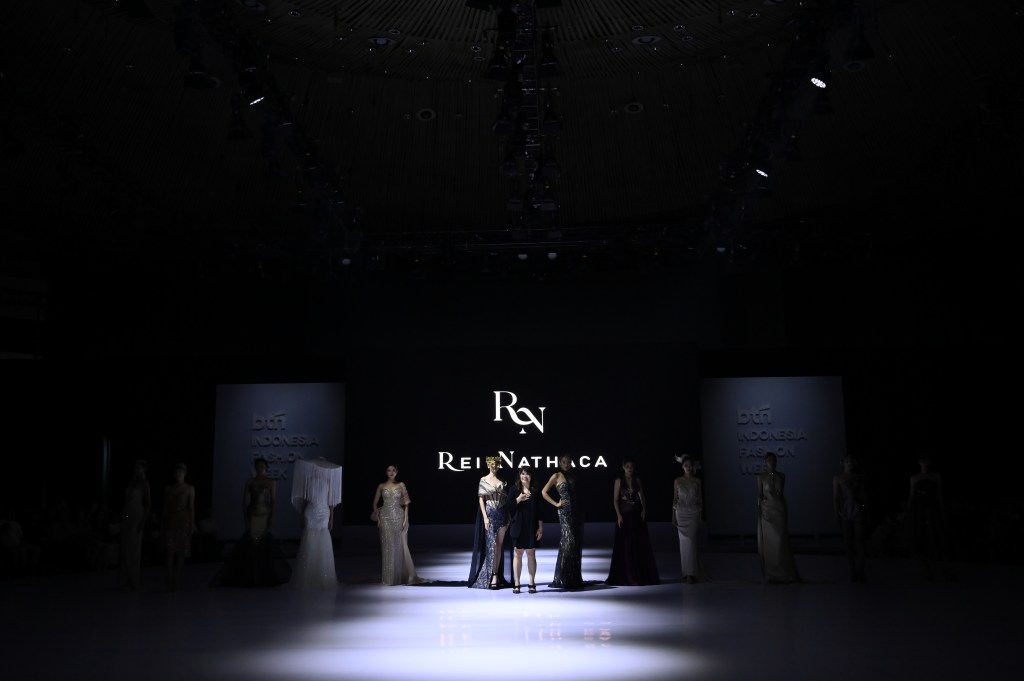 Rei Nathaca hadir sebagai wajah baru dalam industri fashion Indonesia dengan koleksi debut bertajuk&nbsp;“ENIGMA”